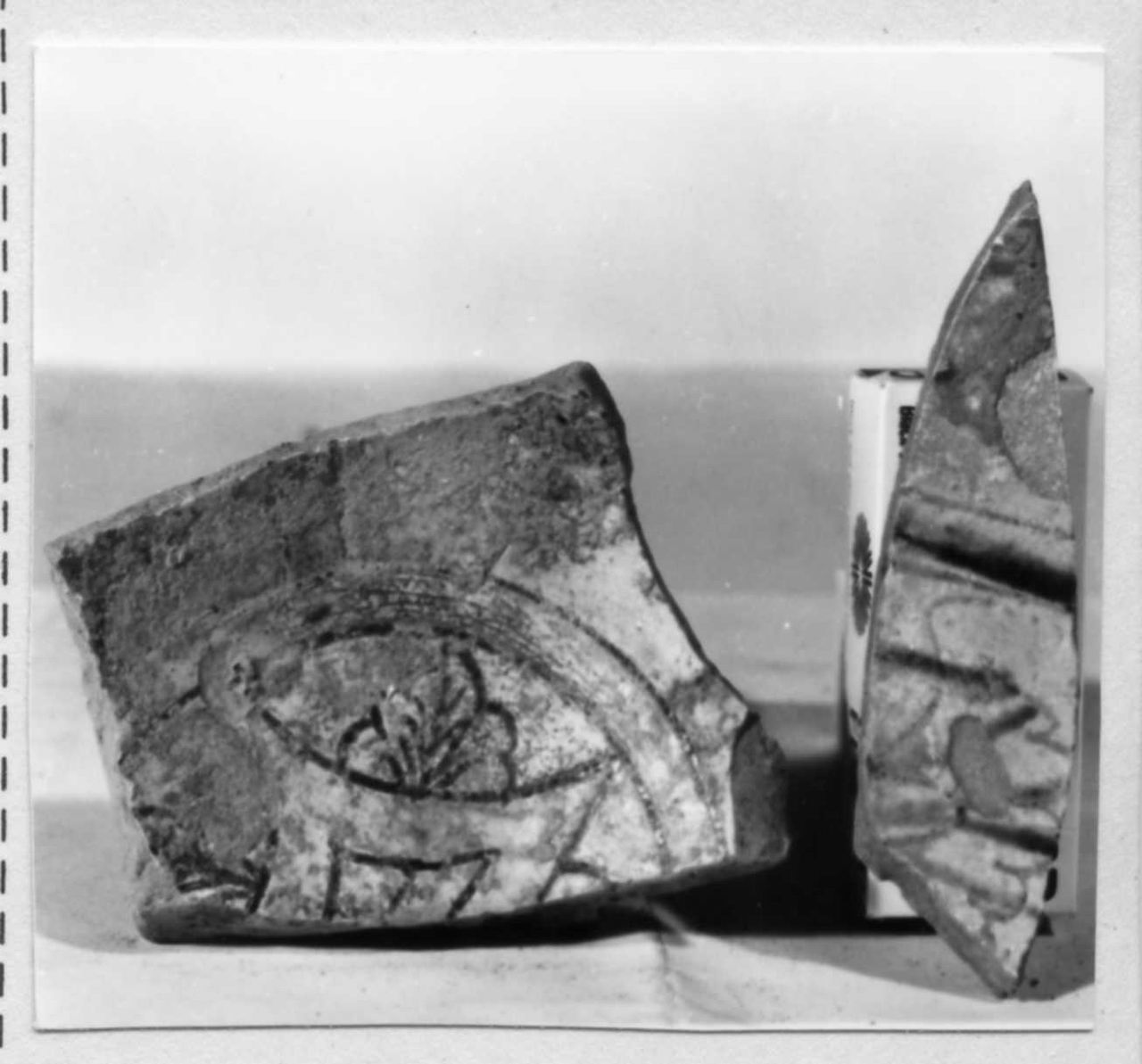 motivi decorativi geometrici e vegetali (ciotola, frammento) - bottega emiliana (inizio sec. XV)