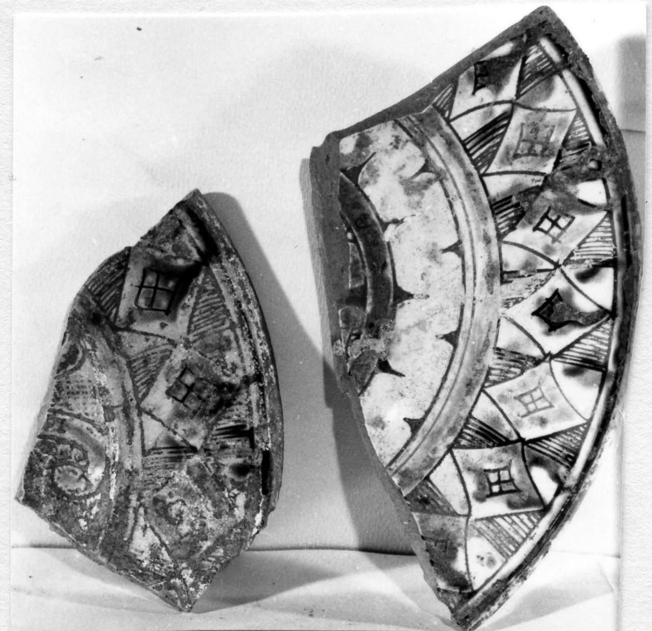 motivi decorativi (piatto, serie) - bottega carpigiana (prima metà sec. XVI)