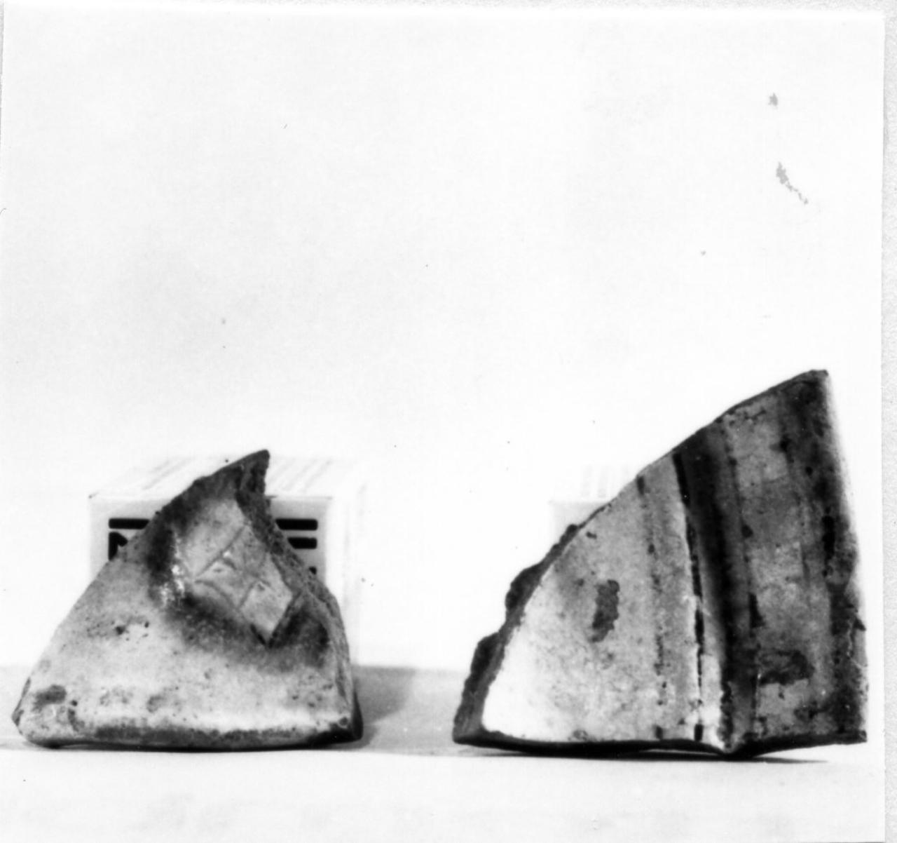 motivi decorativi (piatto, serie) - bottega carpigiana (metà sec. XVI)