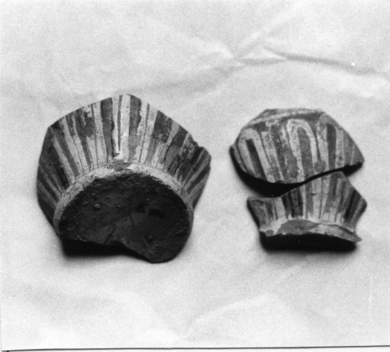 motivi decorativi (boccale, frammento) - bottega carpigiana (inizio sec. XVII)