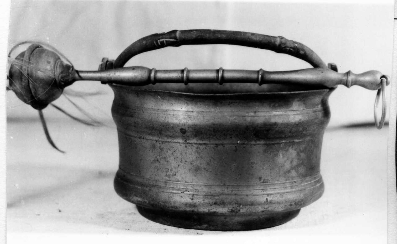 secchiello per l'acqua benedetta - bottega emiliana (seconda metà sec. XVII)