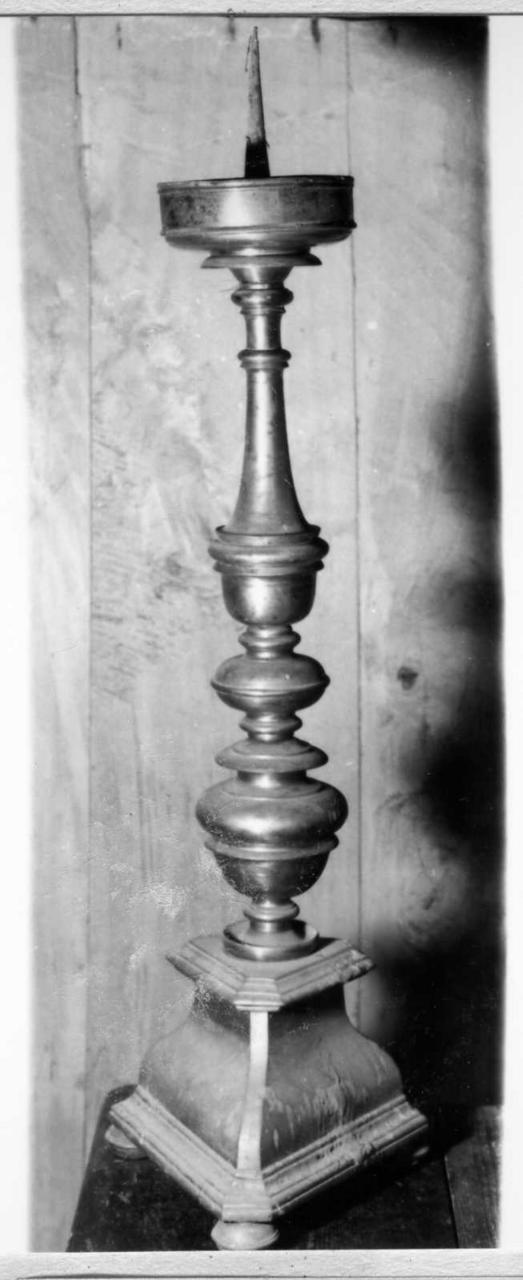 candeliere d'altare, serie - bottega emiliana (inizio sec. XVIII)