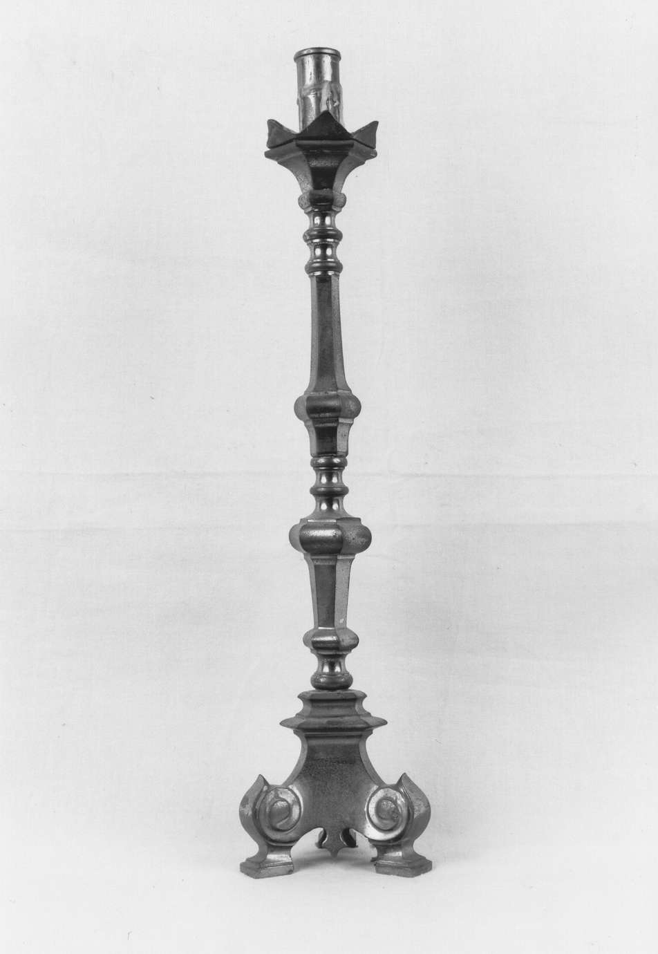 candeliere d'altare, serie - manifattura emiliana (primo quarto sec. XX)