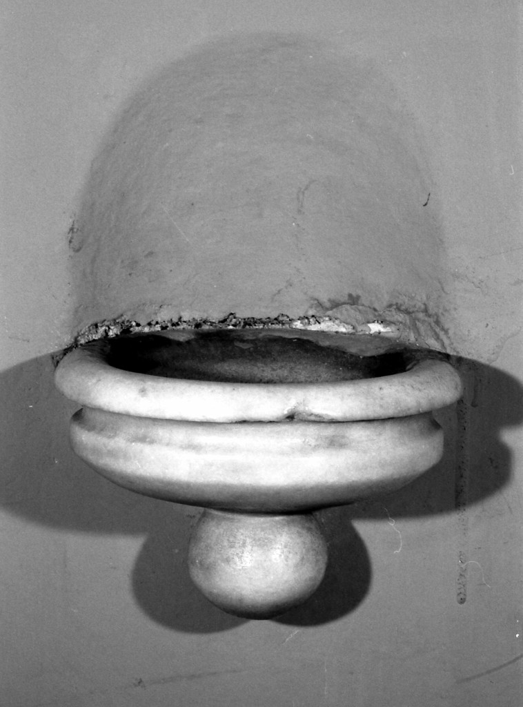 acquasantiera da parete - manifattura modenese (sec. XVII)