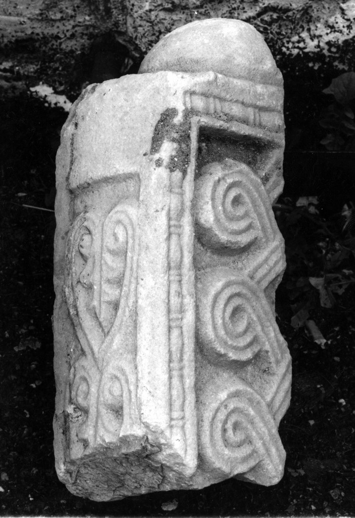 motivi decorativi ad intreccio vimineo e palmette cuoriformi (pilastro, frammento) - ambito lombardo (sec. XI)