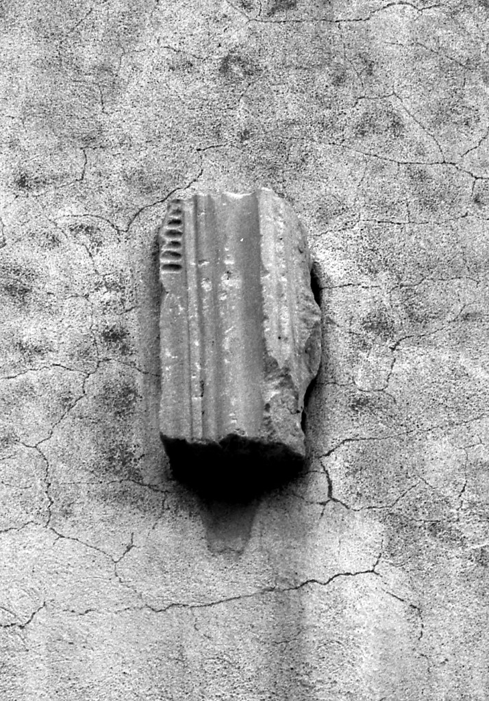 motivo decorativo a solchi (pilastro, frammento) - ambito lombardo (sec. XI)