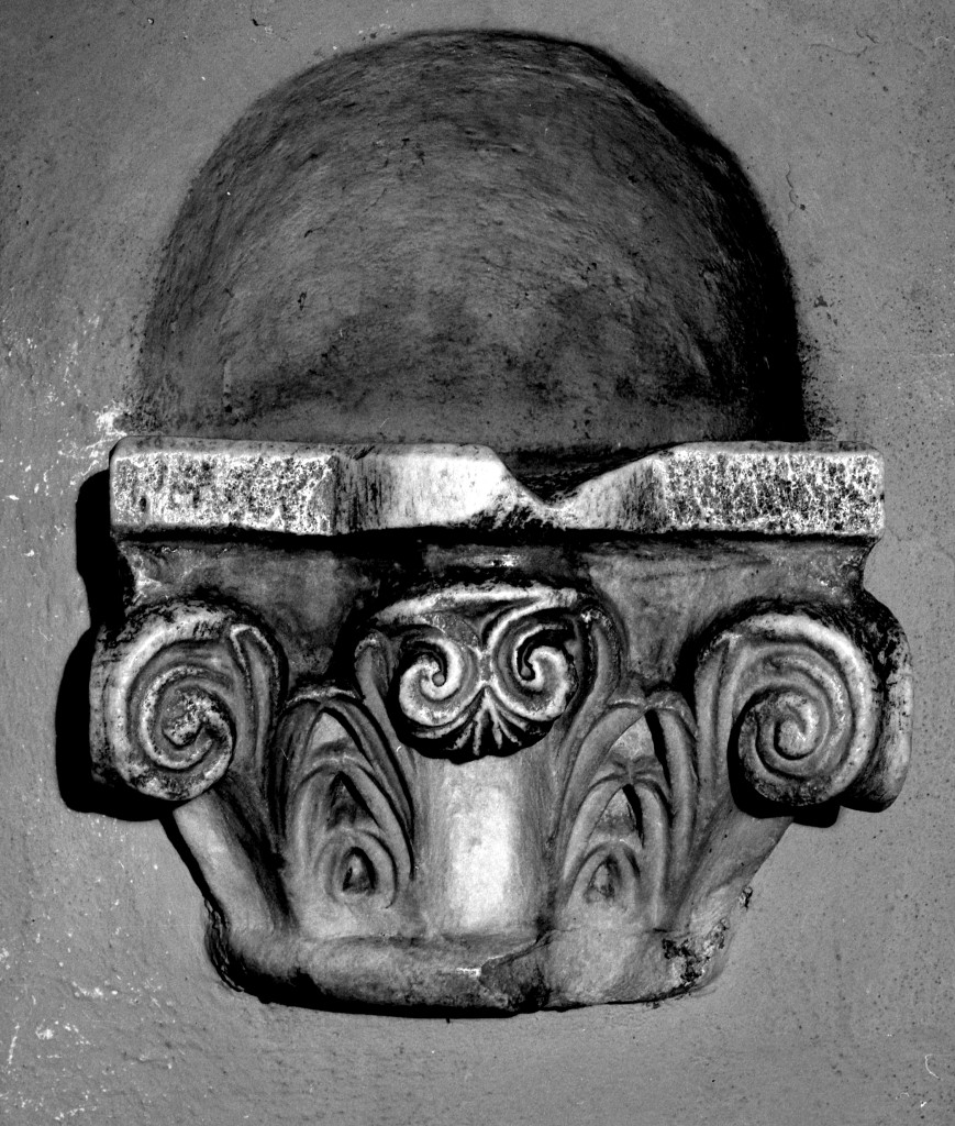 motivi decorativi a volute ioniche e foglie lanceolate (acquasantiera da parete) - ambito lombardo (sec. XI)