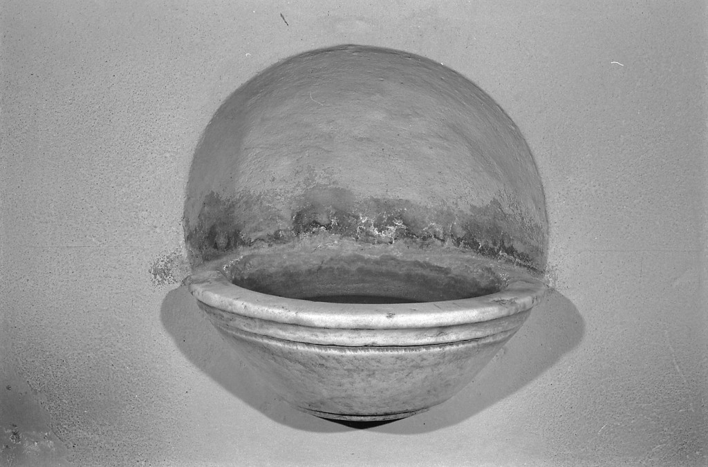 acquasantiera da parete - manifattura modenese (sec. XVII)