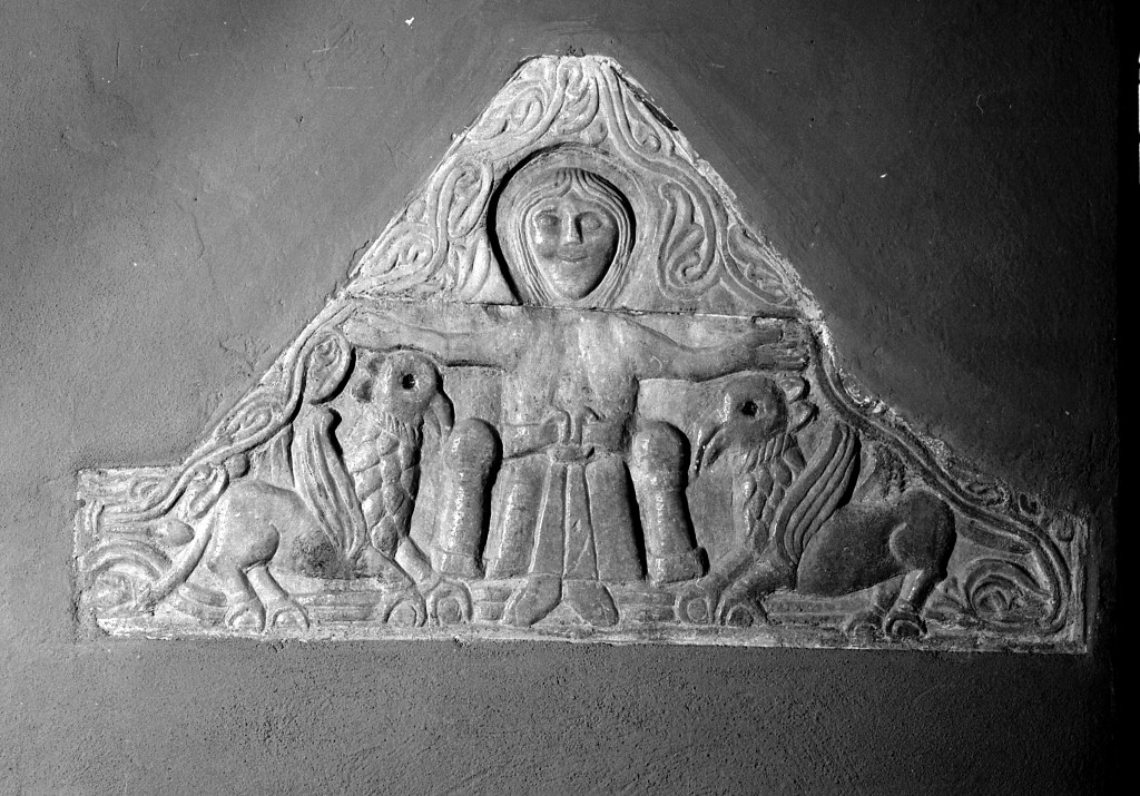 figura con grifoni (rilievo, frammento) - ambito toscano (sec. XI)