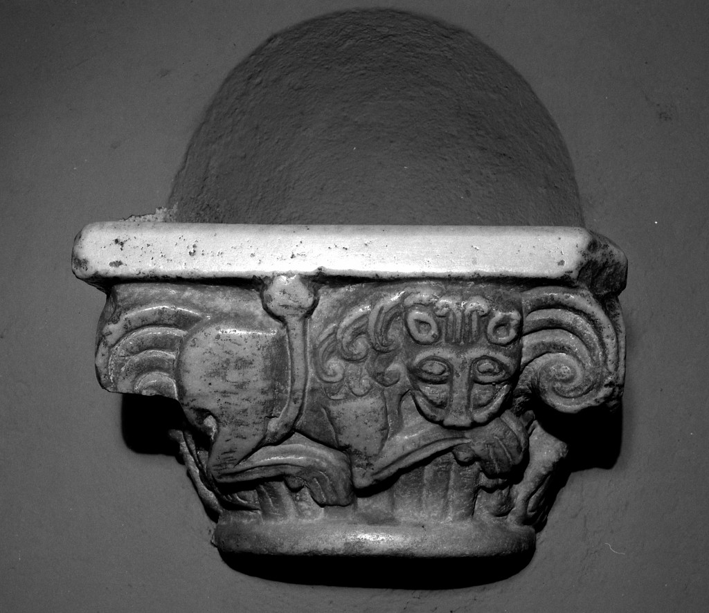 motivi decorativi con leone e volute (acquasantiera) - ambito lombardo (sec. XI)