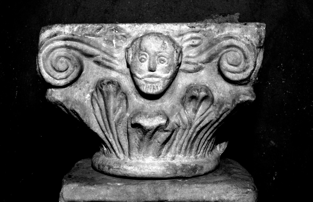 motivi decorativi con volute, elementi fitomorfi e protome umana (semicapitello figurato) - ambito lombardo (sec. XI)