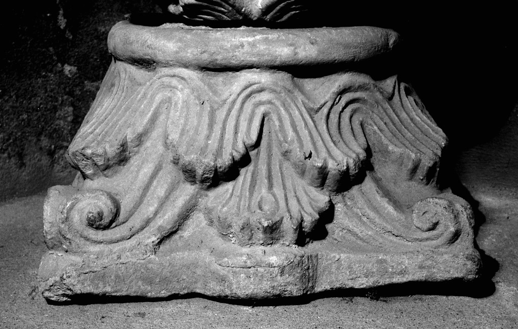 motivi decorativi a foglie d'acanto (semicapitello) - ambito lombardo (sec. XI)