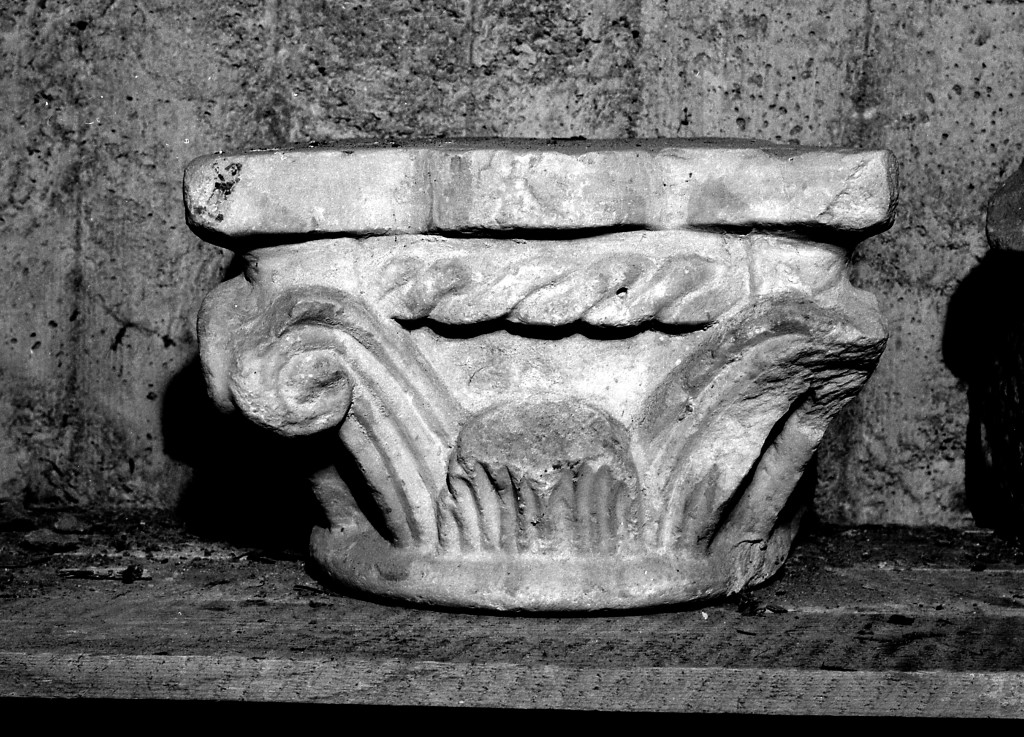 motivi decorativi a volute, foglia d'acanto e treccia (semicapitello) - ambito lombardo (sec. XI)