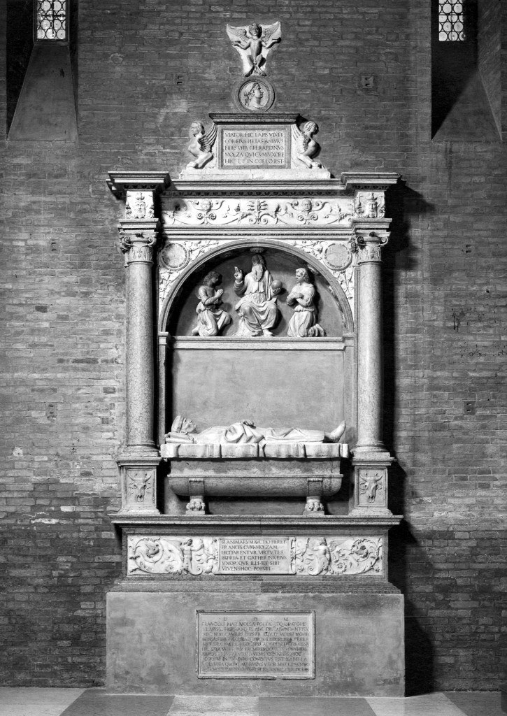 Francesco Molza giacente su sarcofago con Dio Padre fra due angeli e motivi a grottesca (monumento funebre) di Spani Bartolomeo (sec. XVI)