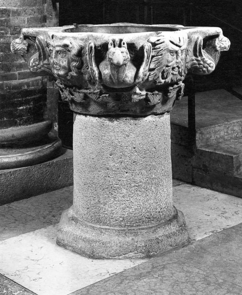 gigli e mascheroni (acquasantiera) - bottega orientale (sec. V)