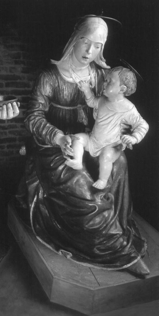 Madonna con Bambino (scultura, elemento d'insieme) di Mazzoni Guido detto Paganino (sec. XV)