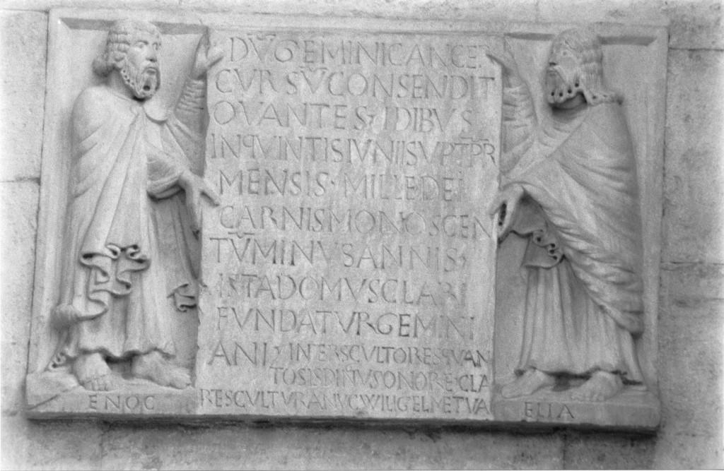 Enoc ed Elia reggono la lastra con l'iscrizione che ricorda la fondazione del Duomo, Enoc ed Elia (rilievo) di Wiligelmo (inizio sec. XII)