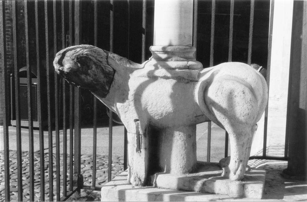 leone stiloforo (scultura, insieme) di Maestro dell'Agnus Dei, Boccolari Benedetto (sec. XII, sec. XX)
