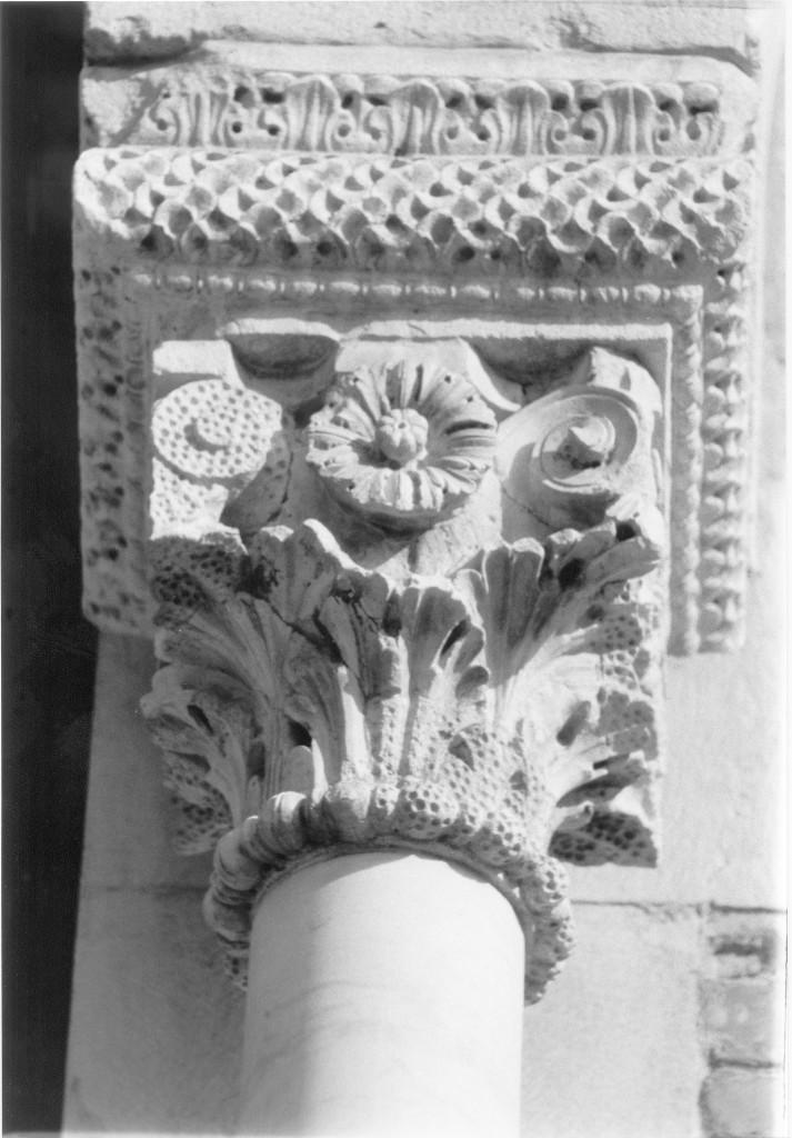 motivi decorativi fogliati e rosette (capitello, serie) di Maestro di San Geminiano - manifattura modenese (sec. XII, sec. XX)