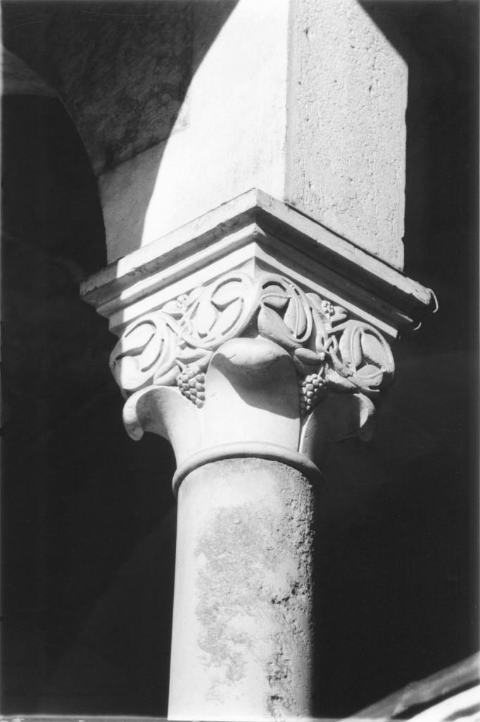 motivi decorativi vegetali (capitello) - bottega campionese (sec. XIII)