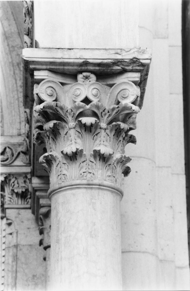 motivi decorativi fogliati e rosette (capitello) - bottega campionese (sec. XIII)