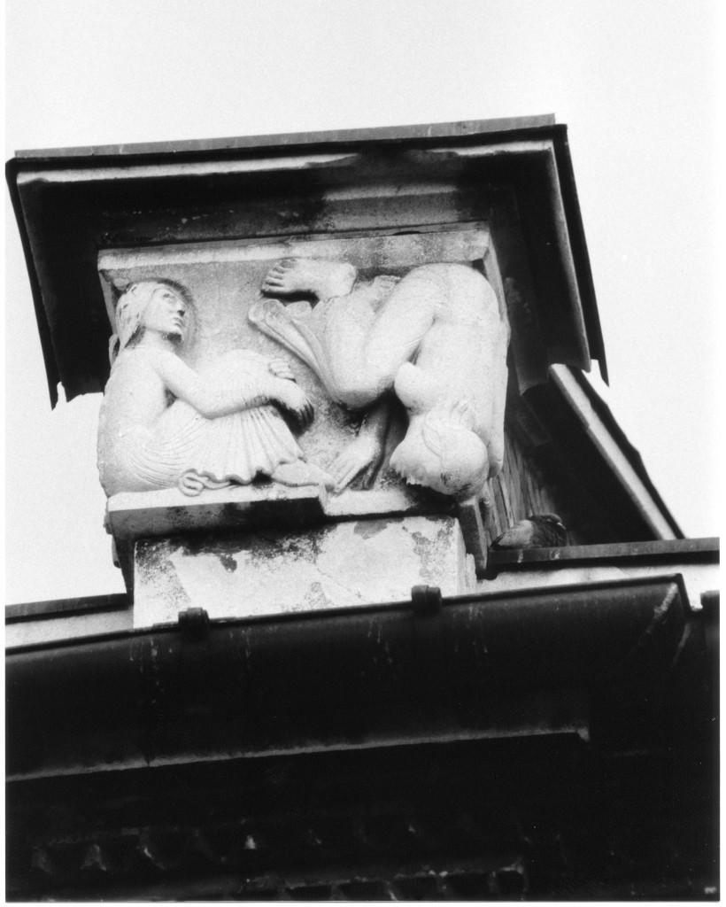 coppia di acrobati (metopa) di Boccolari Benedetto (sec. XX)