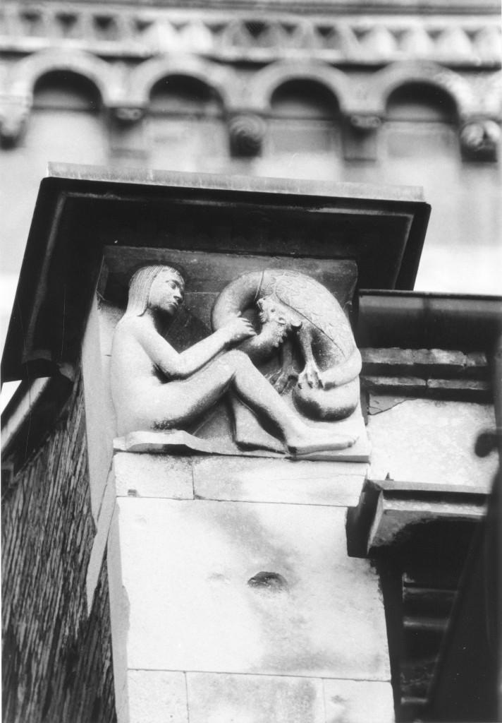 fanciullo con il drago (metopa) di Boccolari Benedetto (sec. XX)