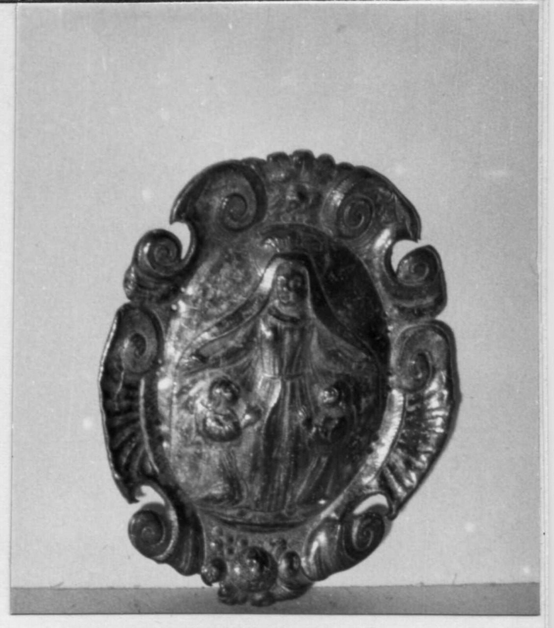 Madonna della Misericordia (medaglia devozionale) - bottega italiana (metà sec. XVII)