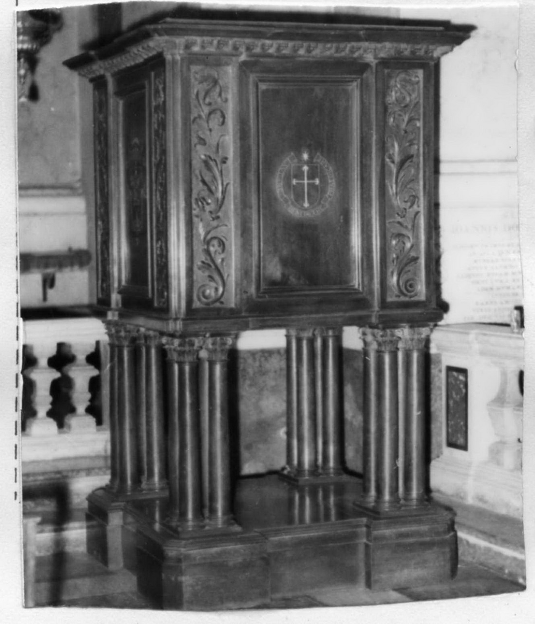 motivi decorativi vegetali (pulpito) - bottega modenese (sec. XIX)