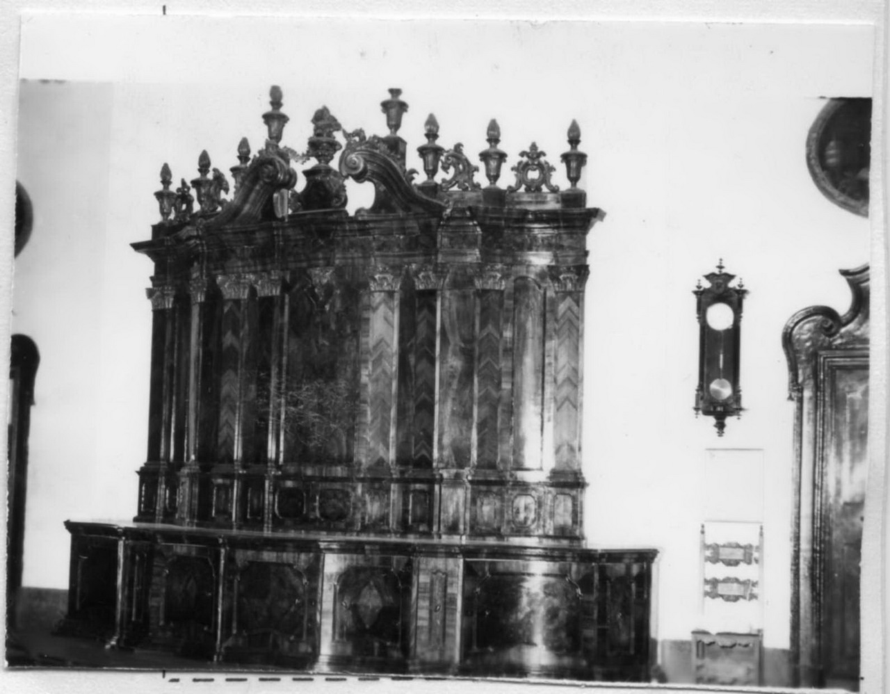 motivi decorativi architettonici (armadio da sacrestia, serie) - bottega modenese (terzo quarto sec. XVIII)