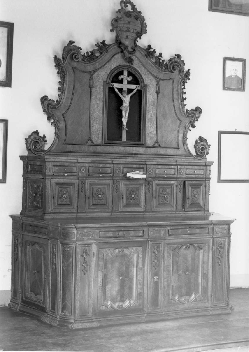 mobile da sacrestia con alzata - manifattura emiliana (prima metà sec. XVIII)