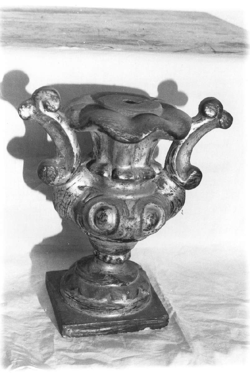 vaso d'altare con composizione floreale - manifattura emiliana (sec. XVIII)