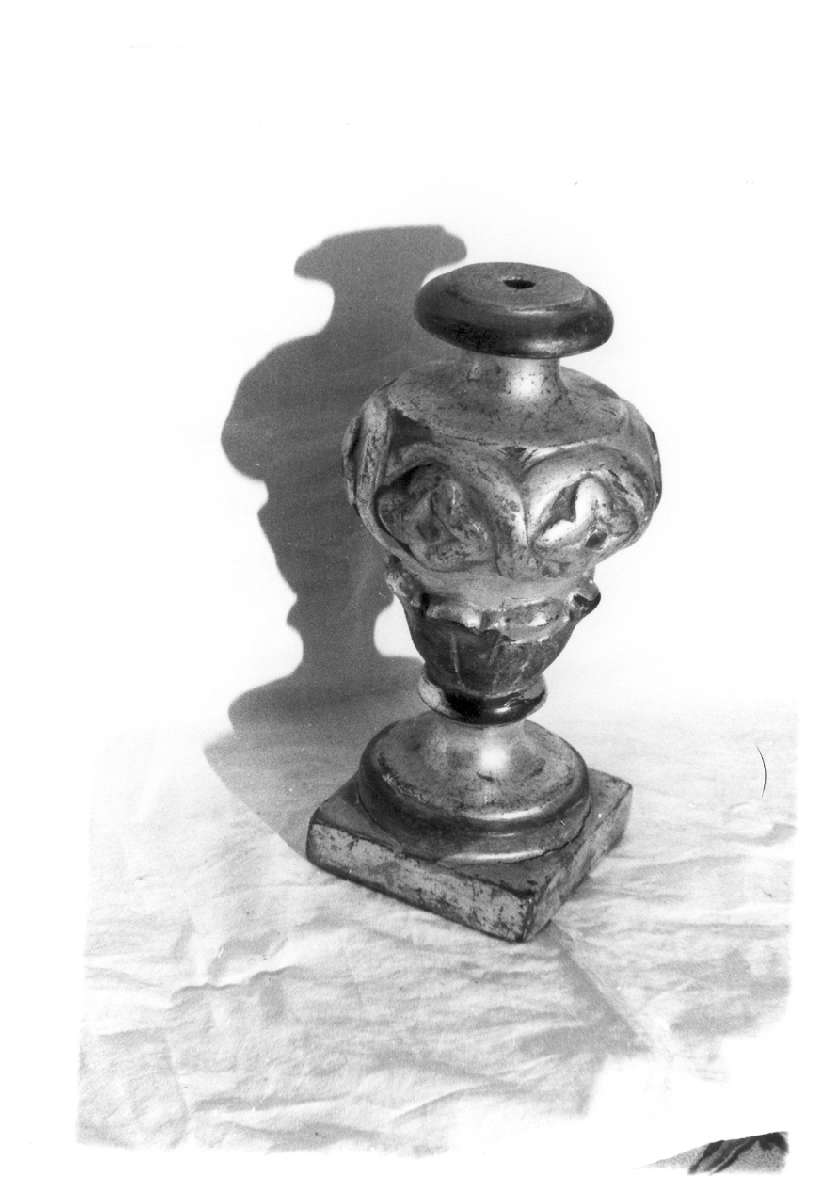 vaso d'altare con composizione floreale, serie - manifattura emiliana (sec. XVIII)