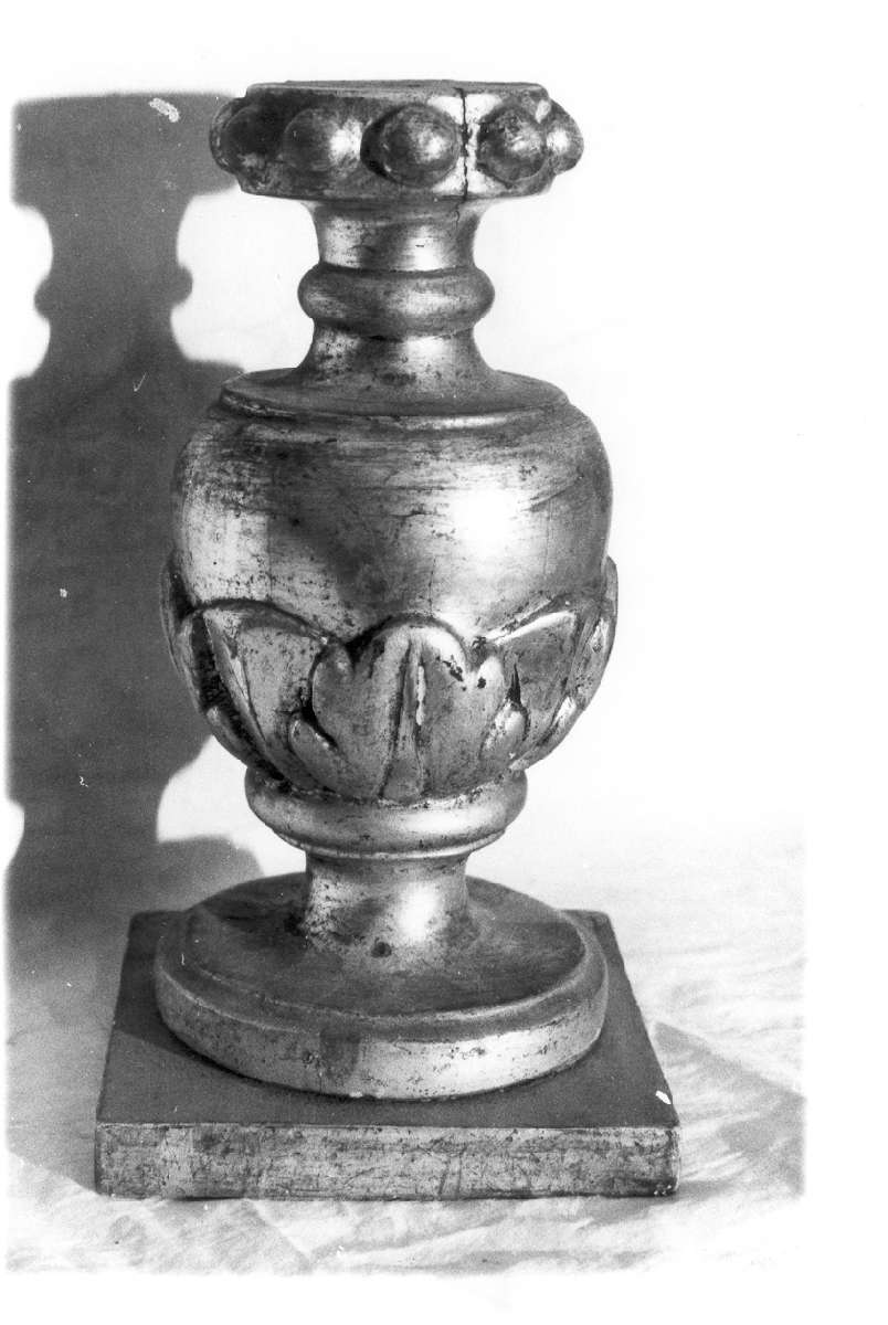 vaso d'altare con composizione floreale, serie - manifattura emiliana (sec. XVIII)