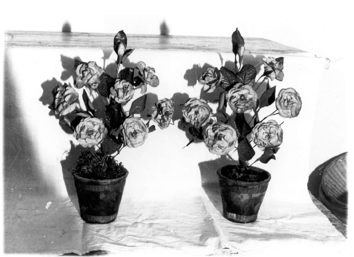 vaso d'altare con composizione floreale, serie - manifattura emiliana (inizio sec. XX)