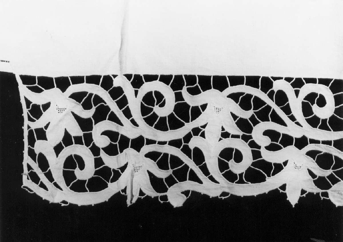 tovaglia d'altare - manifattura sassolese (fine/inizio secc. XIX/ XX)