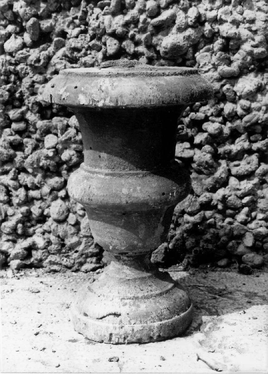 vaso d'altare con composizione floreale, serie - manifattura modenese (sec. XVIII)