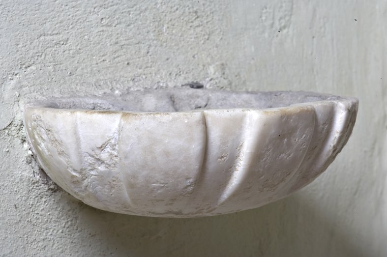 acquasantiera - a conchiglia, opera isolata - bottega emiliana (seconda metà sec. XVIII)