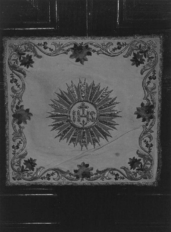 motivi decorativi floreali/ ostia raggiata (velo di calice, elemento d'insieme) - manifattura ligure (prima metà sec. XVIII)