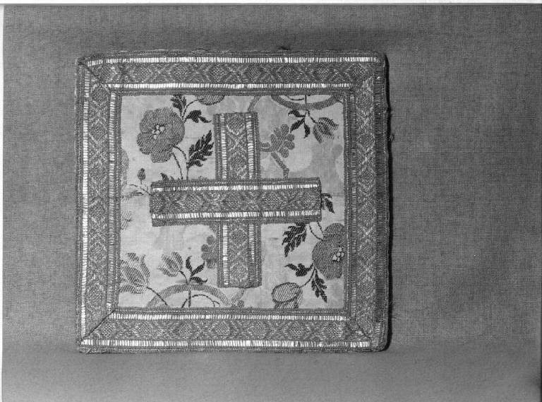 motivi decorativi floreali (borsa, elemento d'insieme) - manifattura ligure (terzo quarto sec. XVIII)