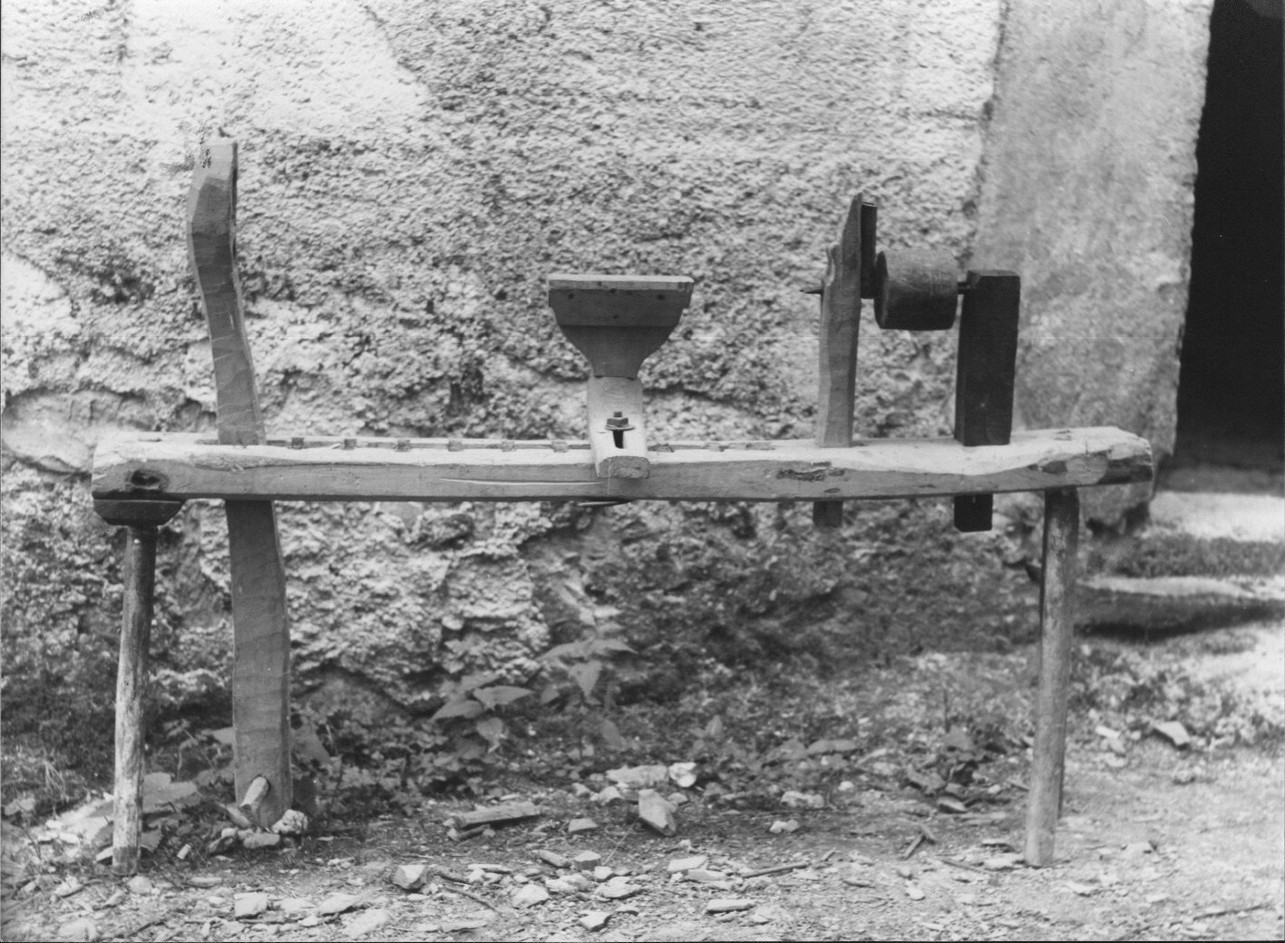 cavalletto con tornio e morsetto, utensili per la lavorazione del legno - Senarega (sec. XIX)