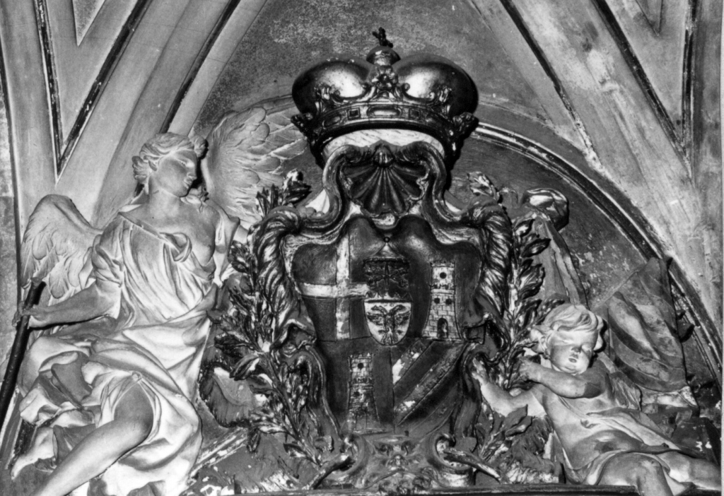 stemma di papa Clemente XIII e tre angeli (gruppo scultoreo) di Laggiovà Nicola (attribuito) (sec. XVIII)