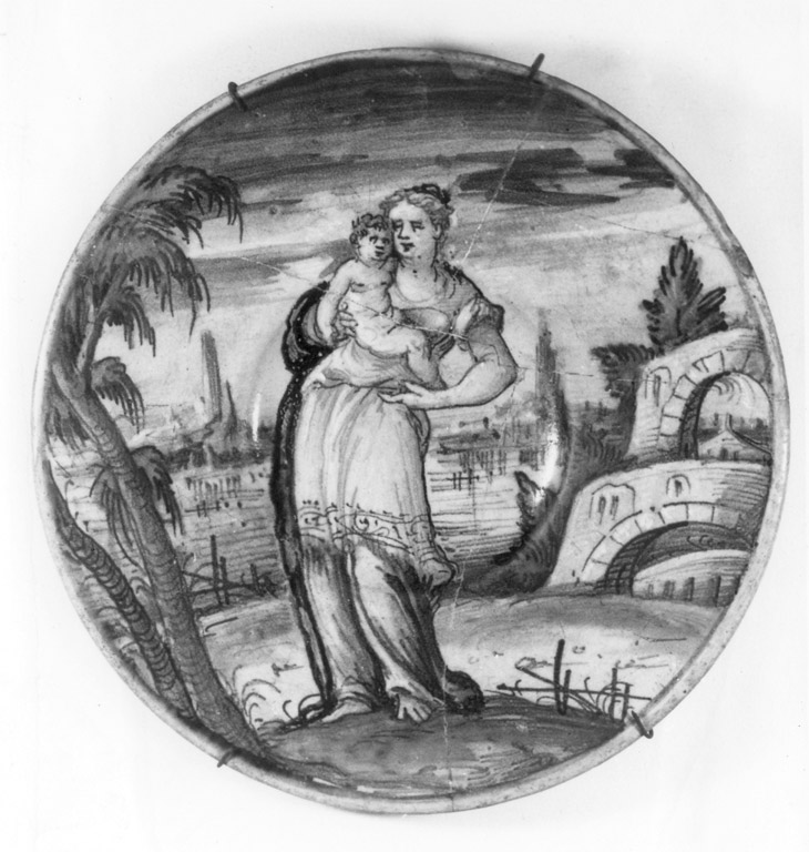 donna in piedi in un paesaggio con bambino in braccio (piatto) - manifattura riminese (sec. XVI)