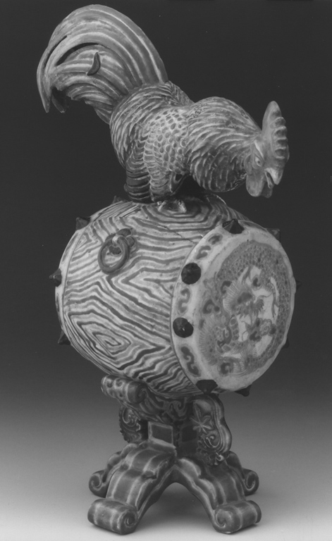 gallo accovacciato su un tamburo (statuetta) - manifattura giapponese/ Satsuma (sec. XIX)