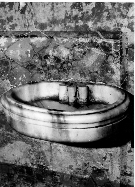 acquasantiera da parete - ambito romano (prima metà sec. XVIII)