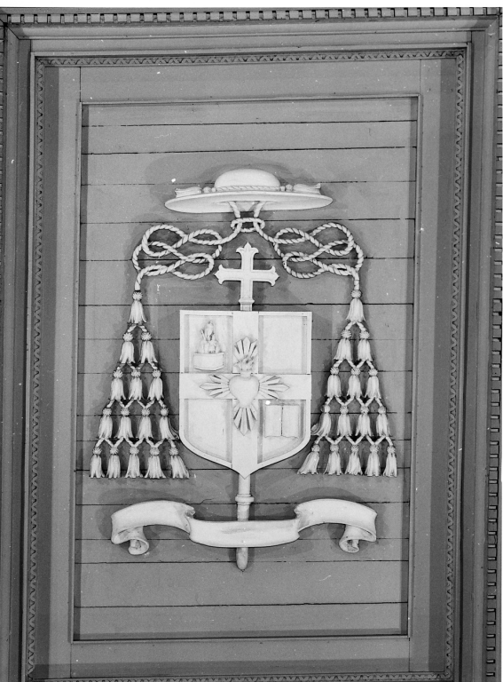 stemma del cardinale Achille Lienart (scultura) - ambito italiano (sec. XX)