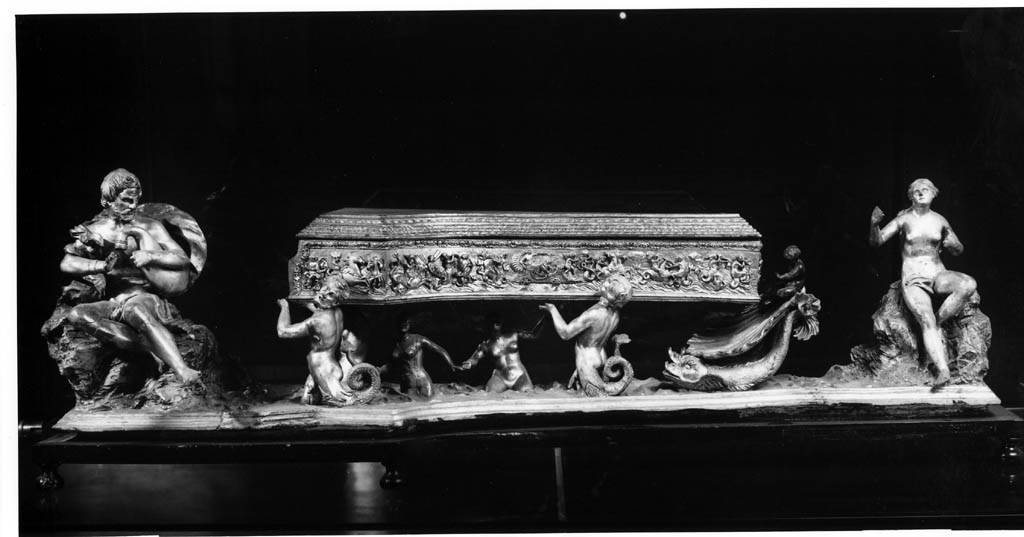 Corteo marino che trasporta un clavicembalo con trionfo di Galatea e Polifemo (gruppo scultoreo) di Gemignani Lodovico (sec. XVII)