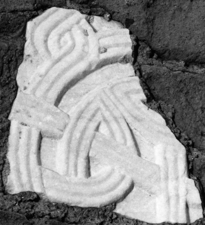 Decorazione a motivi geometrici (rilievo, frammento) - ambito romano (prima metà sec. IX)