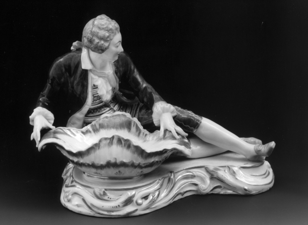 gentiluomo con conchiglia (statuetta) - ambito tedesco (seconda metà sec. XVIII)