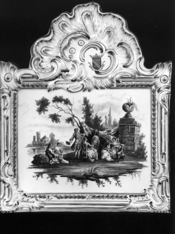 pittrice, dame e gentiluomini in un paesaggio (targa) - manifattura di Marsiglia (inizio sec. XX)